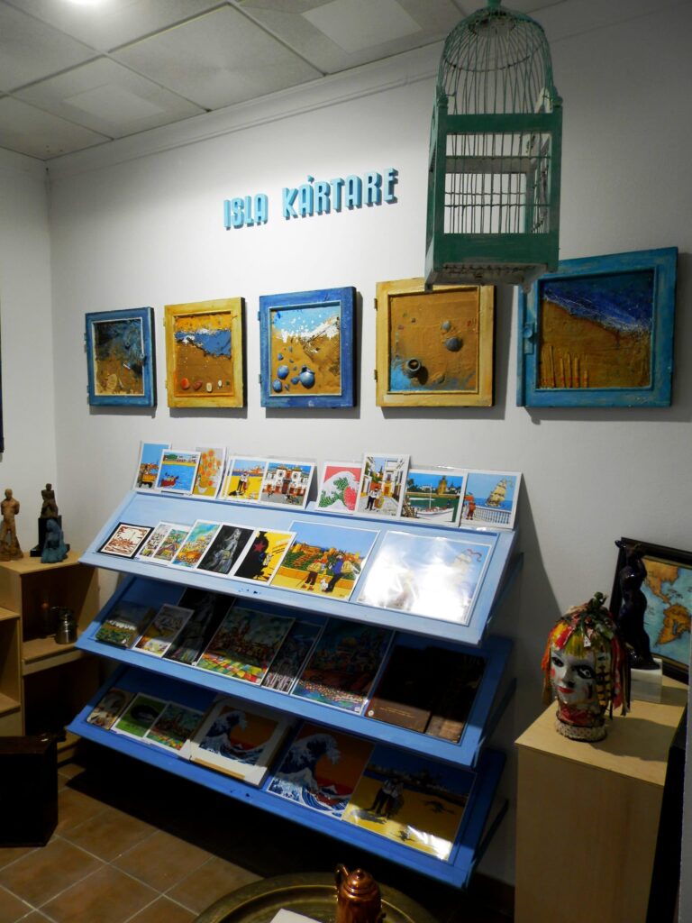 FRONTAL PRINCIPAL DEL INTERIOR DE LA GALERÍA ISLA KÁRTARE