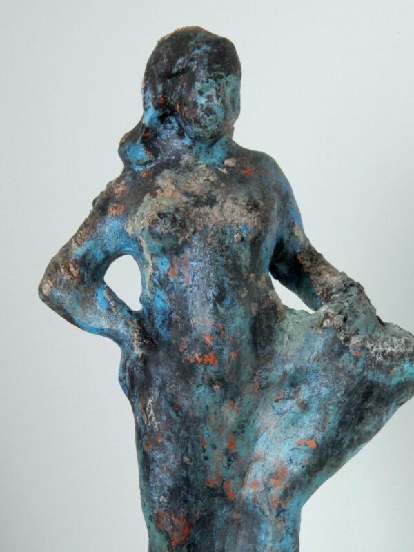 MUJER EN AZUL. Arqueológicas en Escultura